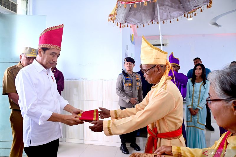 Presiden Jokowi Terima Gelar Adat di Talaud