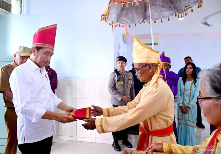 Presiden Jokowi Terima Gelar Adat di Talaud