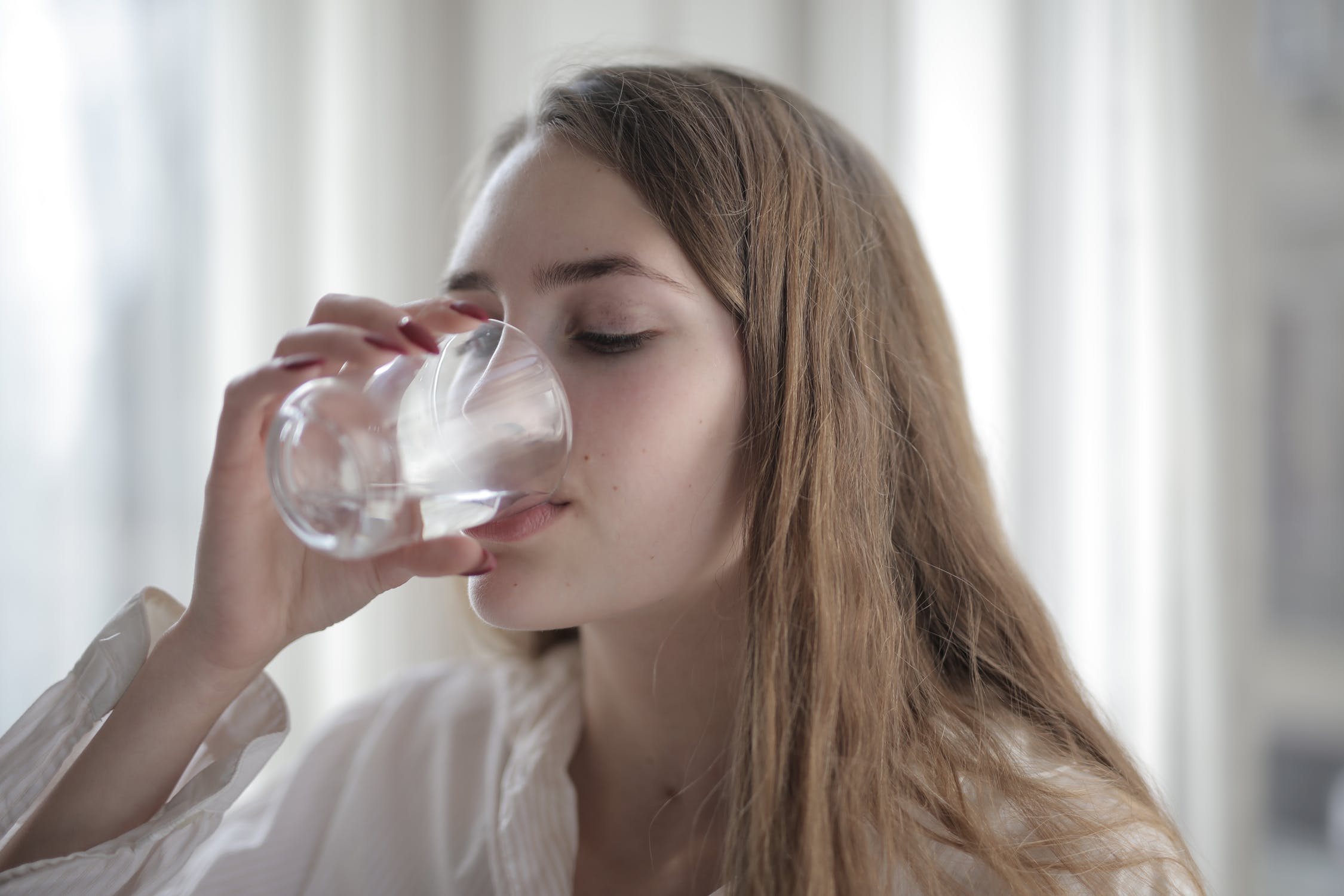Meminum air kelapa setelah berolahraga juga membantu tubuh jadi lebih cepat normal (Foto: pexels/Andrea Piacquadio