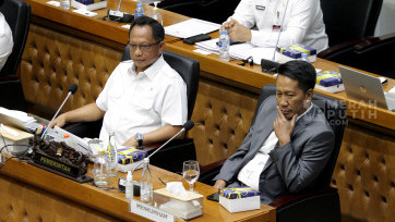 Raker Baleg DPR dengan Menkumham dan Mendagri terkait RUU Pilkada