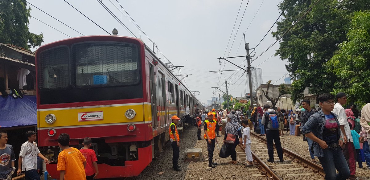 Tawuran Buat Perjalanan KRL Terganggu, PT KCI Minta Maaf