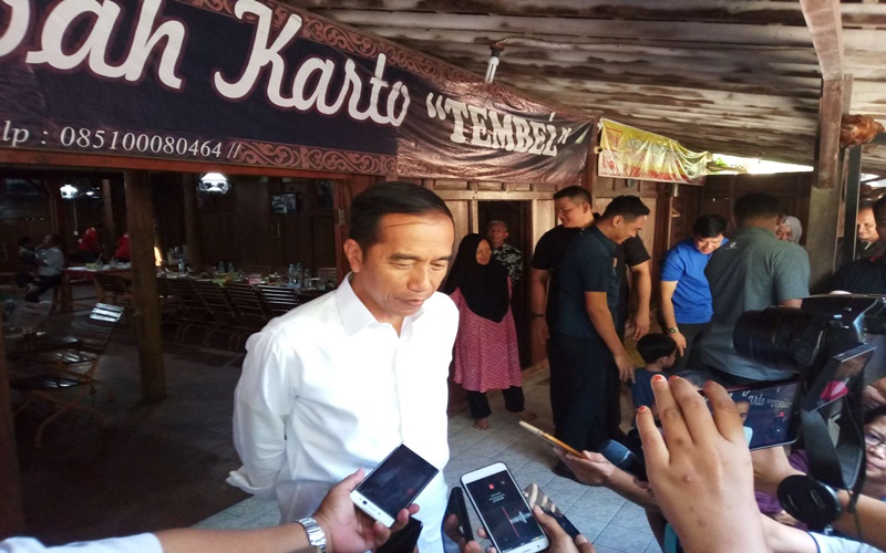 Presiden Jokowi memberikan keterangan kepada para wartawan seusai makan siang bersama di Solo