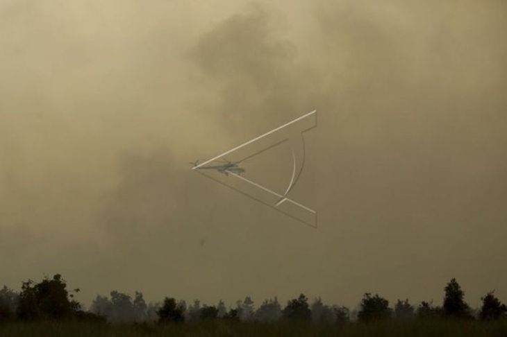  Helikopter M18 milik Badan Nasional Penanggulangan Bencana (BNPB) memadamkan kebakaran hutan dan lahan dari udara (water boombing) di Pedamaran Induk, Ogan Komering Ilir (OKI), Sumatera Selatan, Selasa (17/7). (ANTARA FOTO/Nova Wahyudi)