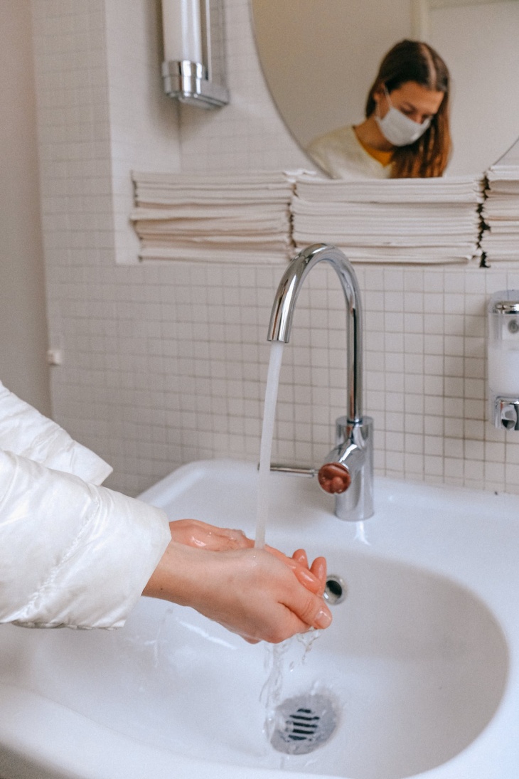 Setop Kebiasaan yang Merugikan Kesehatan di Kamar Mandi!
