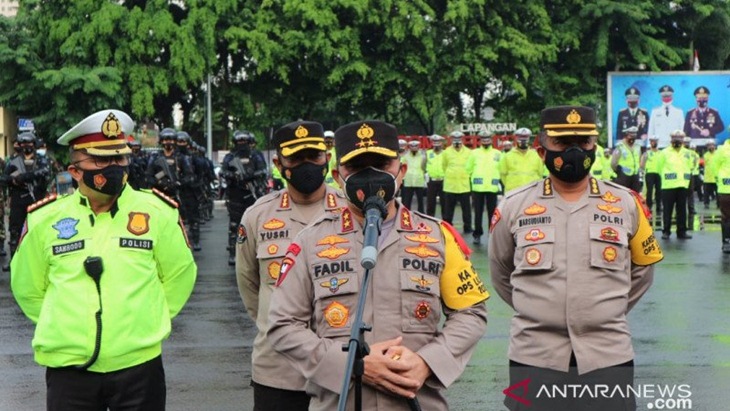 Kapolda Metro Jaya Irjen Pol Fadil Imran (tengah) memberikan keterangan kepada wartawan usai apel pengamanan di Mapolda Metro Jaya. ANTARA/Fianda Sjofjan Rassat