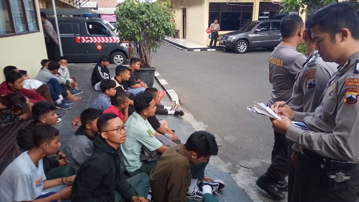Pelajar SMK Soloraya menggar aksi unjuk rasa di DPRD Solo, Jawa Tengah, Kamis (26/9). (MP/Ismail)