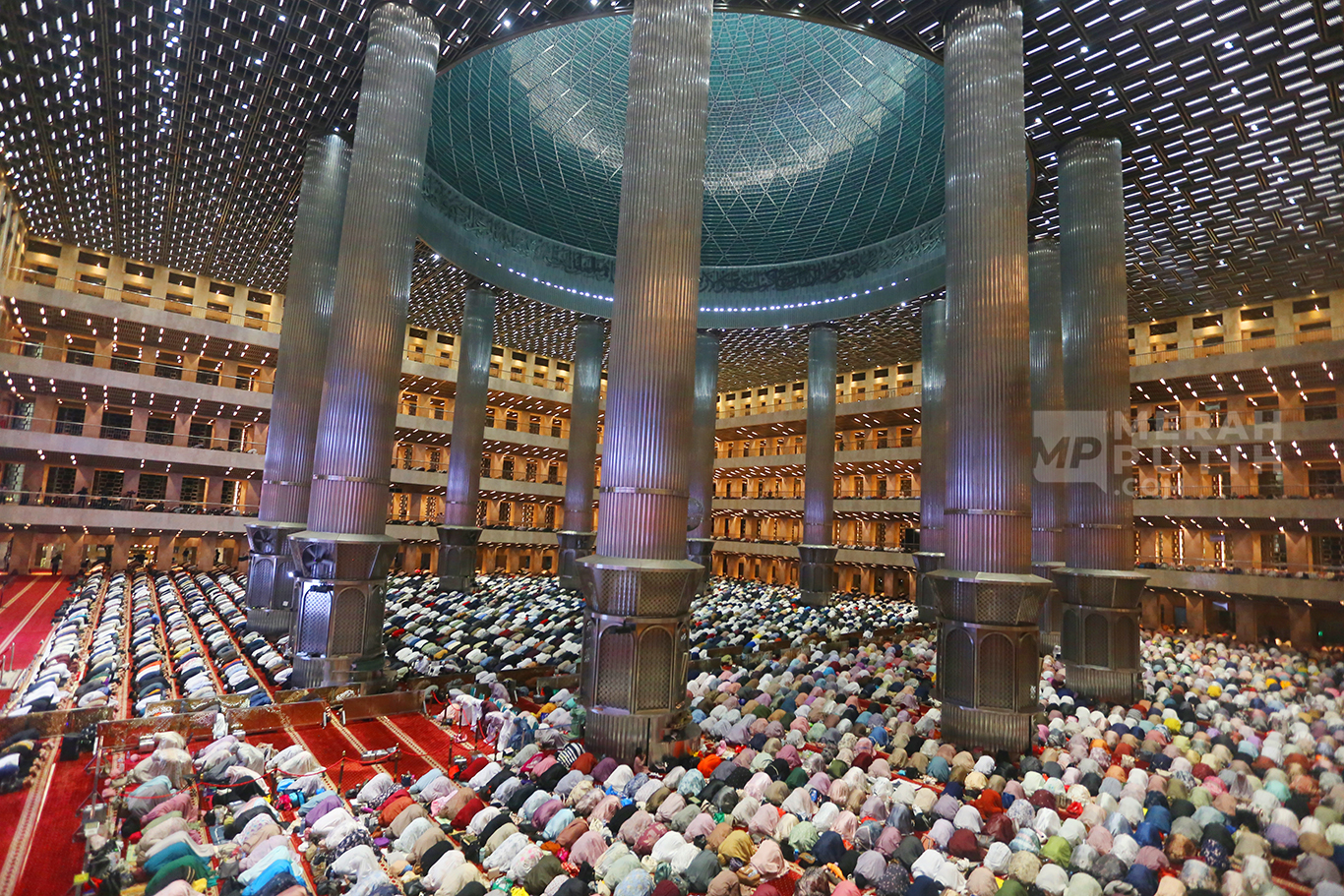 Ribuan Umat Muslim Shalat Tarawih Pertama Ramadan 1447 Hijriyah di Masjid Istiqlal Jakarta