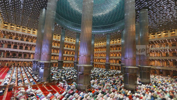 Ribuan Umat Muslim Shalat Tarawih Pertama Ramadan 1447 Hijriyah di Masjid Istiqlal Jakarta
