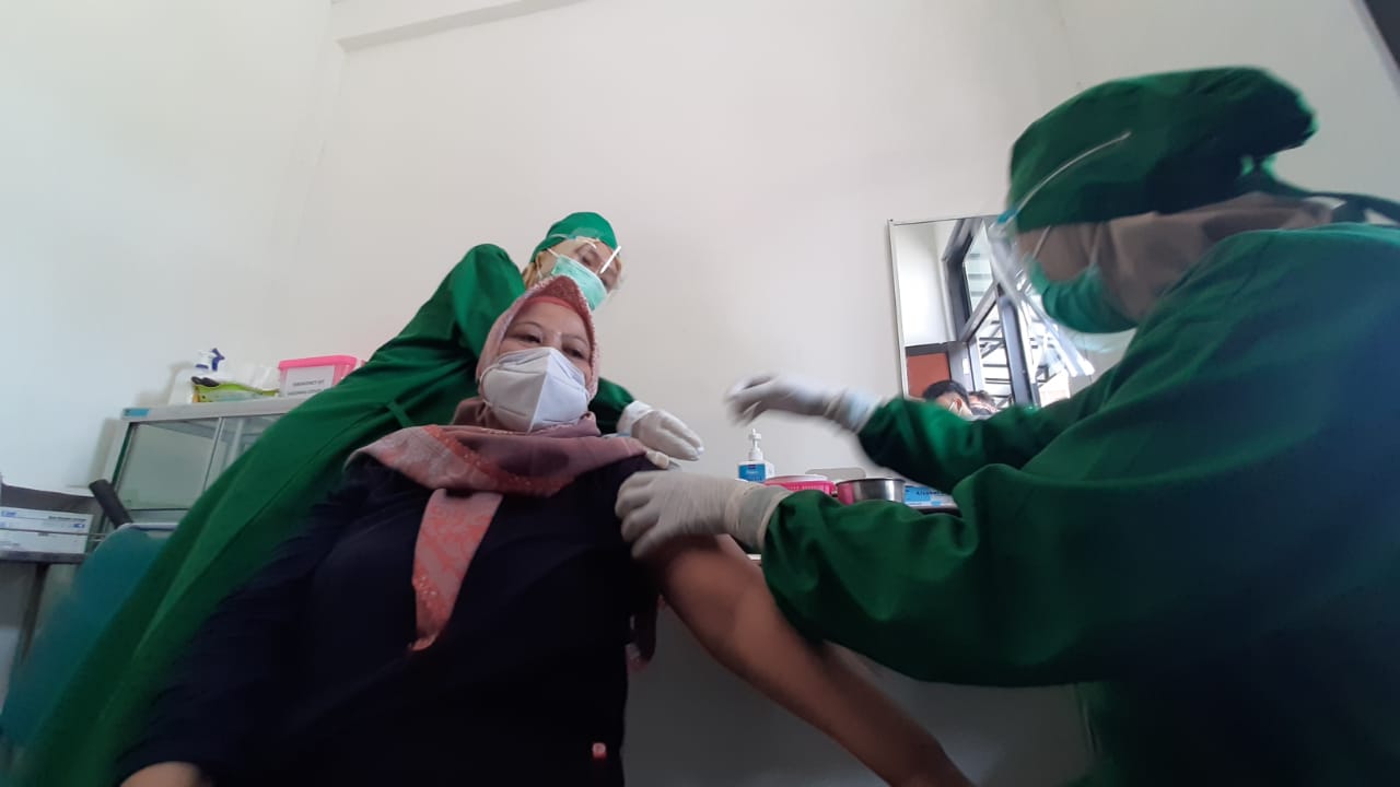 Seorang nakes di Solo, Jawa Tengah mendapatkan suntikan vaksinasi Sinovac, Kamis (14/1). (MP/Ismail). 