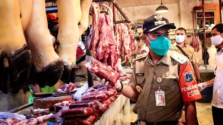 Jelang Imlek, Wali Kota Jakpus Sidak ke Penjual Daging di Pasar Senen