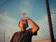 Haruskah Kita Minum Lebih Banyak Air saat Puasa Ramadan?