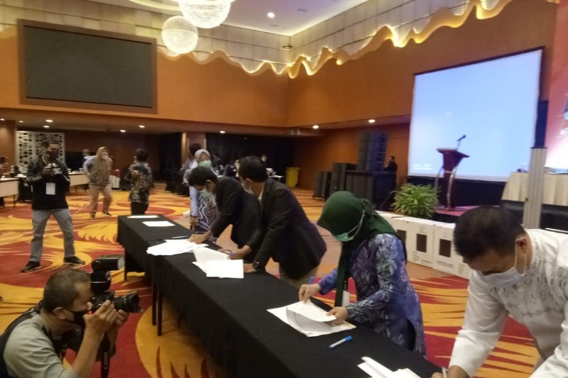 Penandatanganan dokumen rapat pleno rekapitulasi hasil penghitungan suara Pilgub Kalsel 2020.(Antaranews Kalsel/Sukarli)