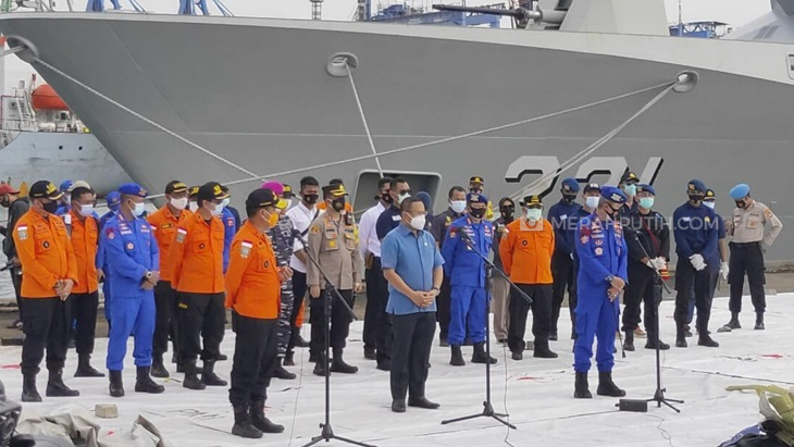Konferensi pers terkait pencarian korban jatuhnya pesawat Sriwijaya Air SJ 182 di JICT, Tanjung Priok, Senin (11/1). (Foto: MP/Asropih)