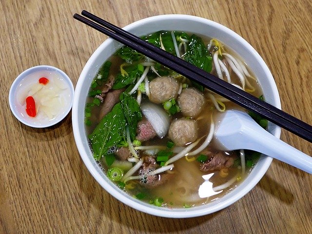 Bakso yang dihindangkan dengan taoge. (Foto: pixabay/cegoh)