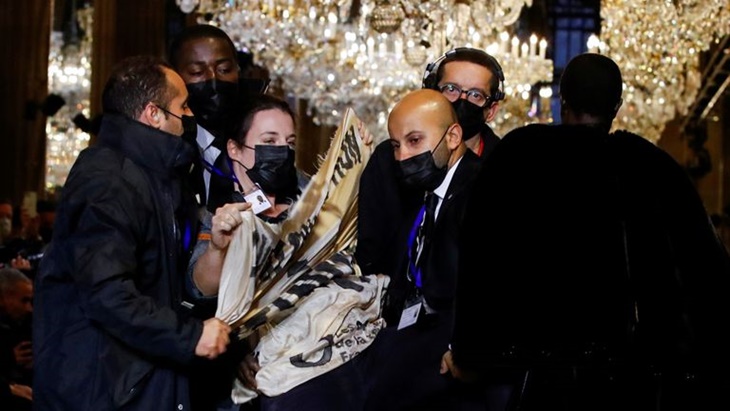 Pengunjuk Rasa Ditangkap saat Catwalk Louis Vuitton