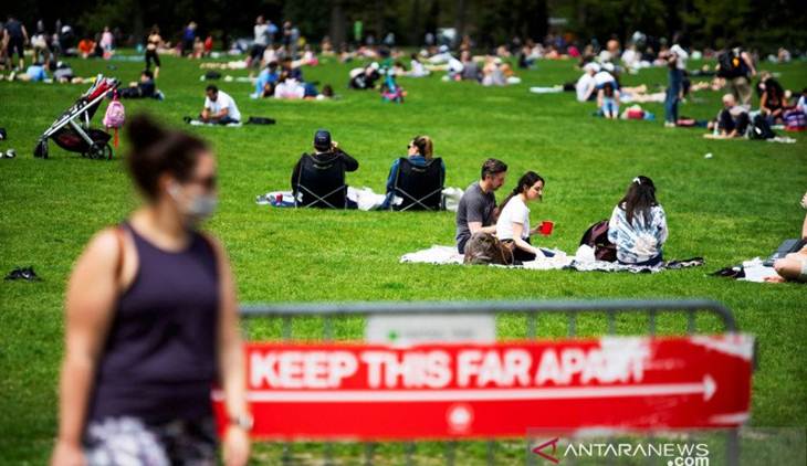 Warga bersantai dan menikmati hari di Central Park sambil melakukan pembatasan jarak sosial COVID-19. REUTERS/Eduardo Munoz/foc/cfo (REUTERS/EDUARDO MUNOZ)