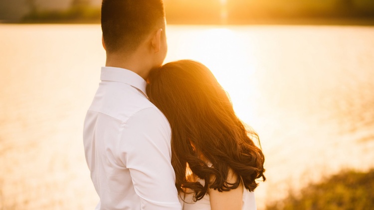 4 Tips Menaklukkan Hati Laki-Laki Pendiam, Bisa Dicoba Nih Ladies!