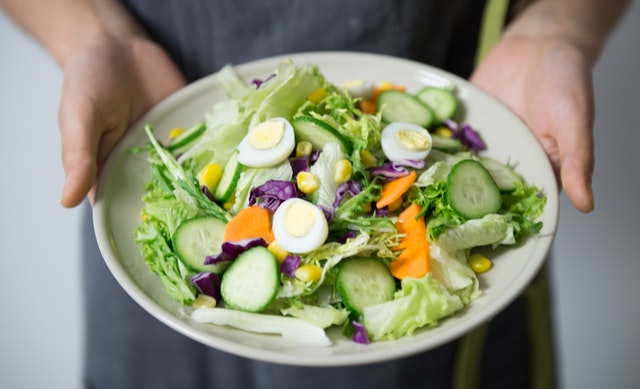 Cuci tangan sebelum mengolah salad karena bakteri Staphylococcus aureus dapat hidup di kulit manusia (Foto: pexels.com/buenosia carol)