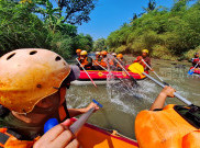 Serunya Uji Adrenalin Wisata Naik Rafting Menyusuri Sungai Cisadane Bogor