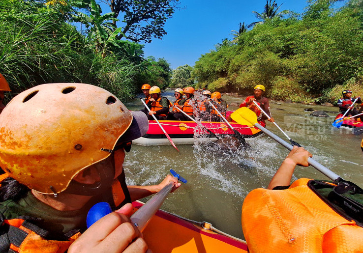 Serunya Uji Adrenalin Wisata Naik Rafting Menyusuri Sungai Cisadane Bogor