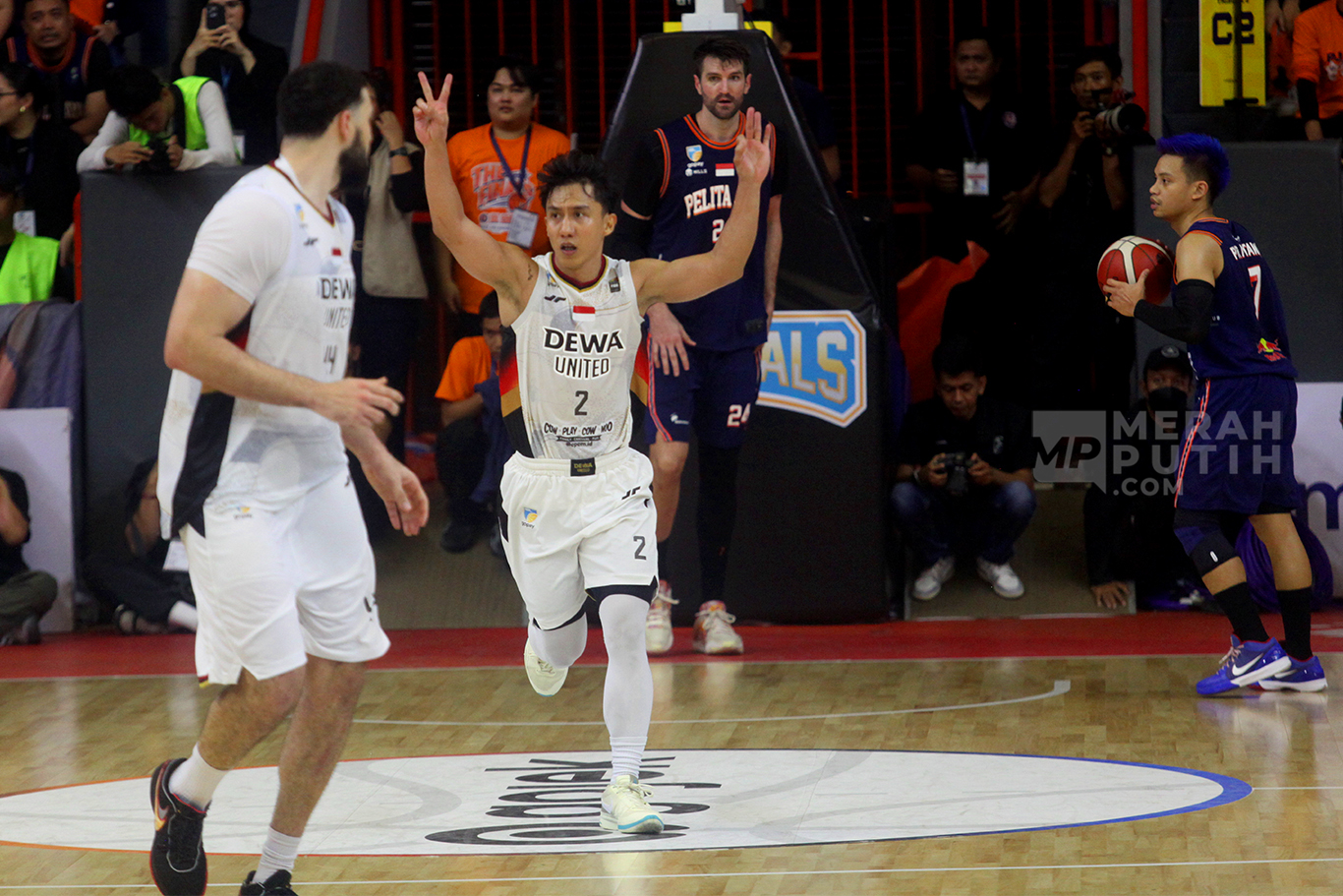 Aksi Dewa United Banten Kalahkan Pelita Jaya Jakarta dalam Final IBL 2025 di GOR Soemantri Brodjonegoro