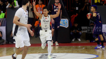 Aksi Dewa United Banten Kalahkan Pelita Jaya Jakarta dalam Final IBL 2025 di GOR Soemantri Brodjonegoro 