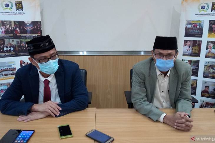 Cawagub DKI Jakarta Nurmansjah Lubis (kiri) dan Ketua Fraksi PKS DPRD DKI Jakarta Mohammad Arifin (kanan) memberikan pernyataan pada awak media usai paripurna pemilihan dan penetapan Wagub DKI Jakarta yang dimenangkan oleh Ahmad Riza Patria (Gerindra) di Gedung DPRD DKI Jakarta, Senin (6/4/2020). (Antara/Ricky Prayoga)