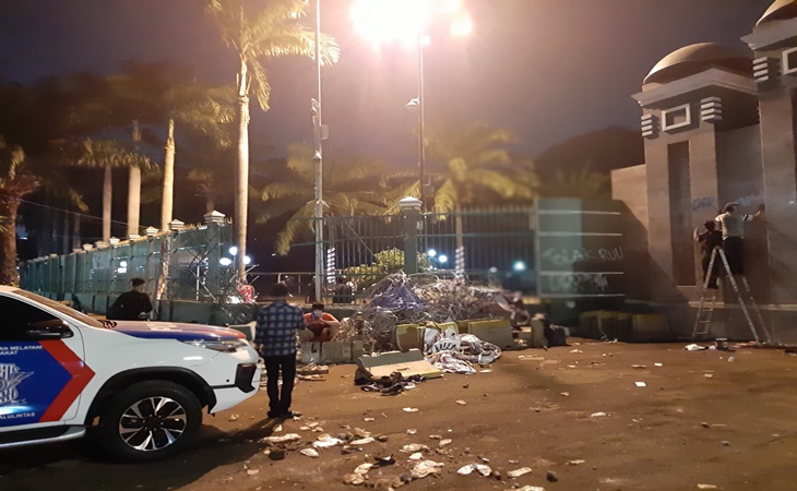 Petugas kepolisian masih melakukan penjagaan ketat depan gerbang Gedung DPR
