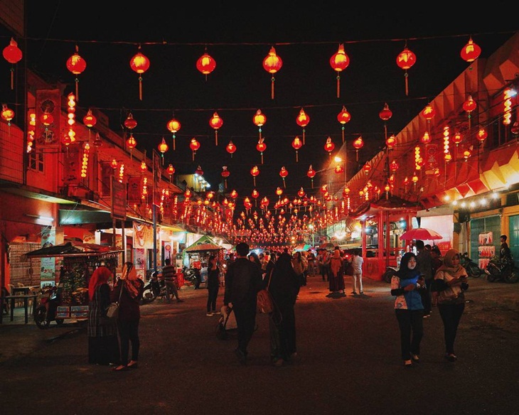 Pengunjung menikmati lampion di Jalan Karet. (Foto: instagram.com/monstreation)