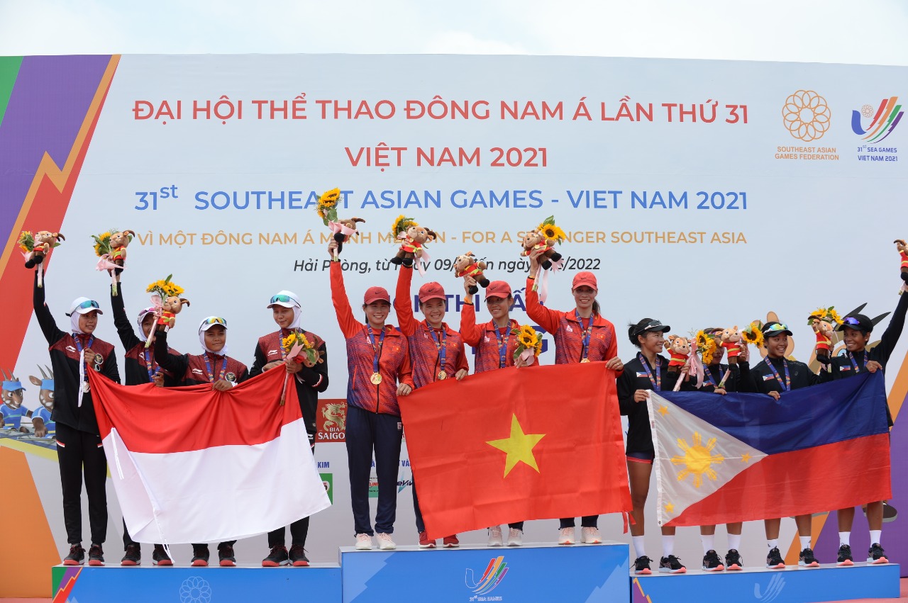 Tim Rowing Putri Indonesia saat raih mendali perak. (Foto: NOC Indonesia/MP Media/Arie Prijono)