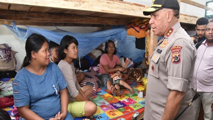 Kapolda Papua Irjen Pol Paulus Waterpauw saat berbincang dengan pengungsi yang ditampung diRindam XVII Cenderawasih, Ifar Gunung, Kabupaten Jayapura, Kamis (3/10). (ANTARA/HO/Humas Polda Papua)