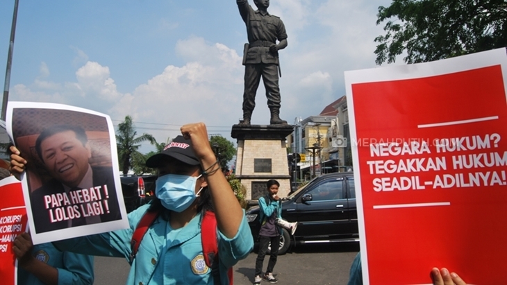 Sindir Kasus Setnov, Mahasiswa Gelar Aksi 'Papa Hebat'