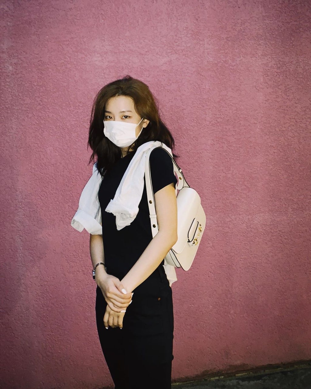 Seulgi dengan tas gucci putih (Foto: Vogue)
