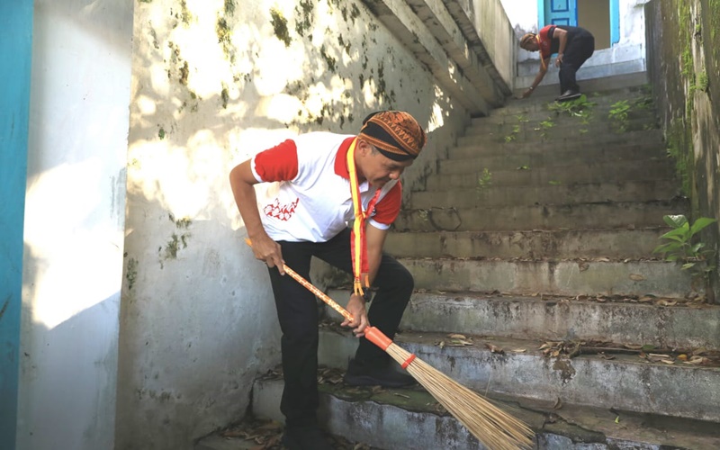 Gubernur Ganjar Pranowo dalam aksi bersih-bersih di Keraton Surakarta