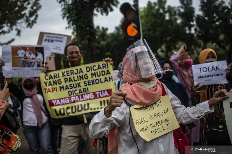 Sejumlah orang tua murid terdampak PPDB DKI Jakarta melakukan unjuk rasa di depan Gedung Balaikota DKI Jakarta, Jakarta Pusat, Selasa (23/6/2020). ANTARA FOTO/Aprillio Akbar/foc.