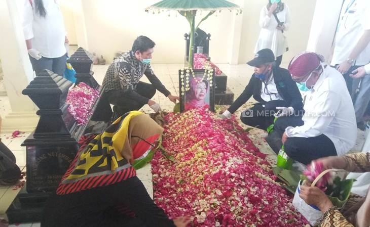  Pemakaman ibunda Jokowi, Sudjiatmi Notomihardjo di pekuburan keluarga, Kabupaten Karanganyar, Jawa Tengah, Kamis (26/3). (MP/Ismail)