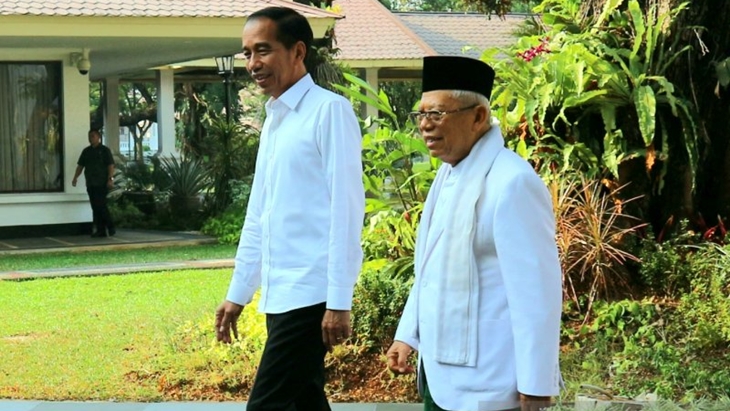 Presiden dan Wakil Presiden Joko Widodo-Ma'ruf Amin, di halaman Masjid Baiturrahim, komplek Istana Kepresidenan Jakarta. (Foto: Antara/Bayu Prasetyo)