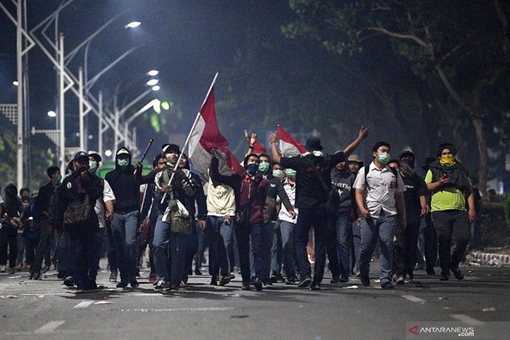 Sejumlah pelajar mengikuti unjuk rasa di Jalan Gerbang Pemuda, Senayan, Jakarta, Selasa (24/9/2019) malam. Aksi menuntut pembatalan RKUHP yang saat ini ditunda pengesahannya oleh DPR itu berujung ricuh. ANTARA FOTO/Sigid Kurniawan/ama. (ANTARA FOTO/SIGID KURNIAWAN)