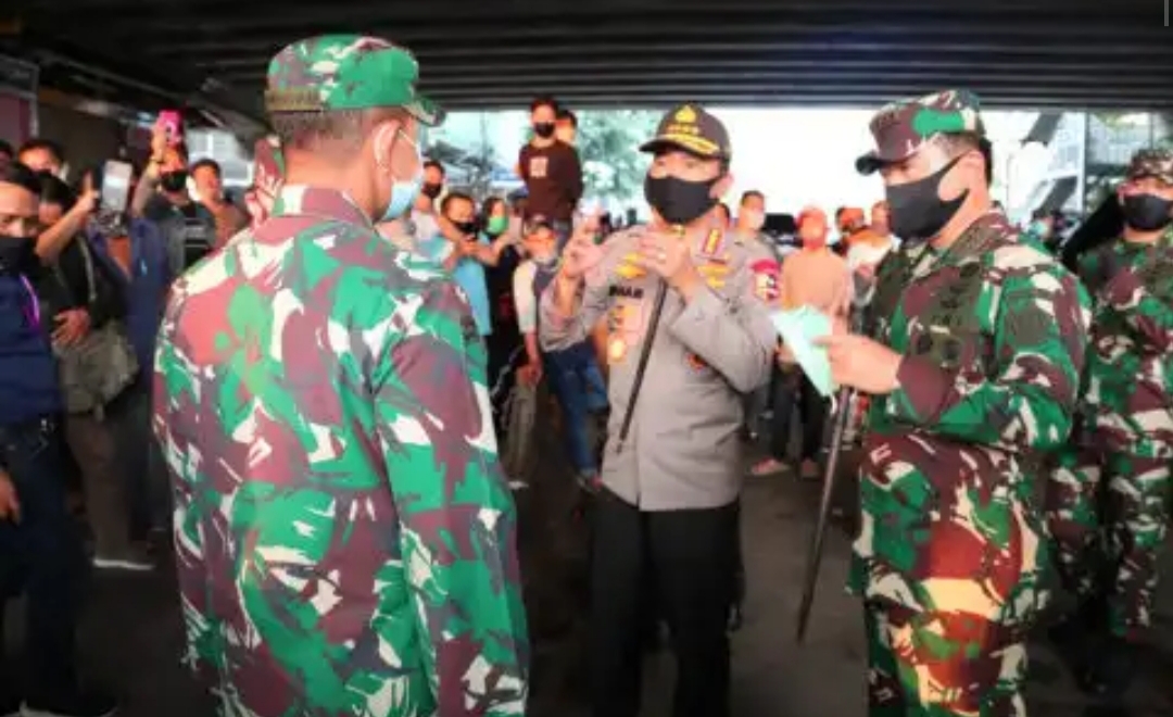 Panglima TNI Marsekal TNI Hadi Tjahjanto bersama Kapolri Jenderal Idham Azis melaksanakan peninjauan kesiapan Disiplin Protokol Kesehatan di Pasar Tanah Abang.