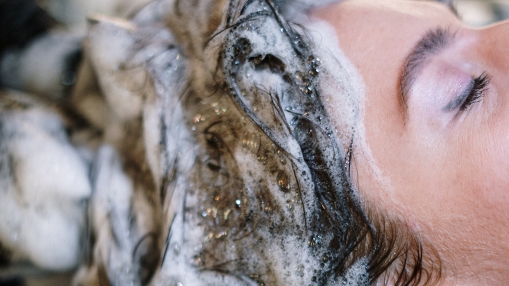 Mencuci rambut terlalu sering dapat melunturkan warna rambut. (Foto: Pexels/cottonbro)