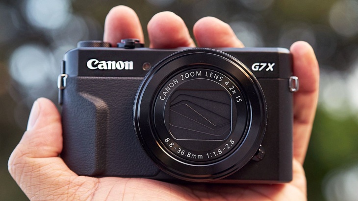 Ukuran Canon PowerShot G7 X Mark II jika dibandingan dengan telapang tangan. (Foto: Lifewire)