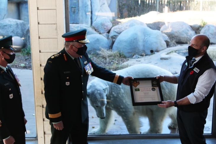 Sebelumnya Juno berpangat Kopral Kehormatan. (Foto: Facebook/TheToronto Zoo)