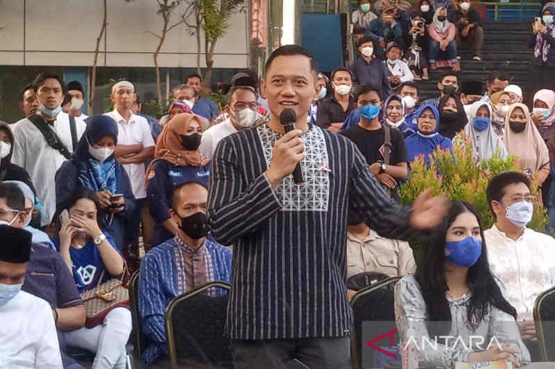Ketua Umum Partai Demokrat Agus Harimurti Yudhoyono saat memberi sambutan di Cirebon, Jawa Barat. ANTARA/Khaerul Izan