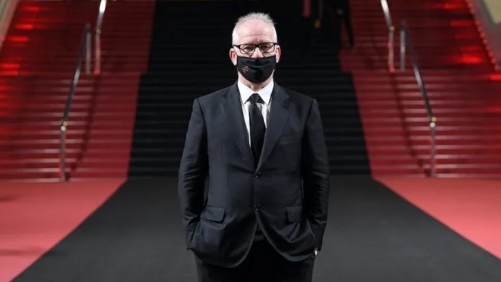 Ketua festival Thierry Fremaux berpose dengan maskernya di depan Palais des Festivals. (Foto: thewrap.com)