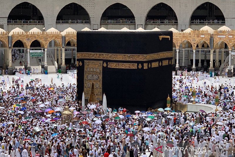 Jamaah mengelilingi Kakbah saat menunaikan ibadah umrah di Masjidil Haram, Mekkah, Arab Saudi, sebelum pandemi COVID-19. (ANTARA/Hanni Sofia)