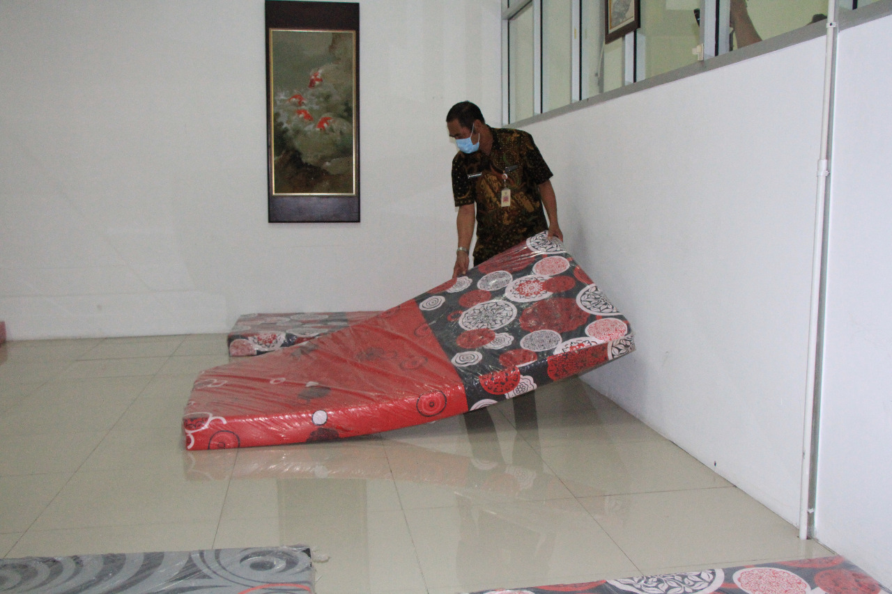 Wali Kota Solo, FX Hadi Rudyatmo menyiapkan tempat karantina bagi pemudik Nataru di Solo Tehnopark, Jawa Tengah, Jumat (11/12). (MP/Ismail)