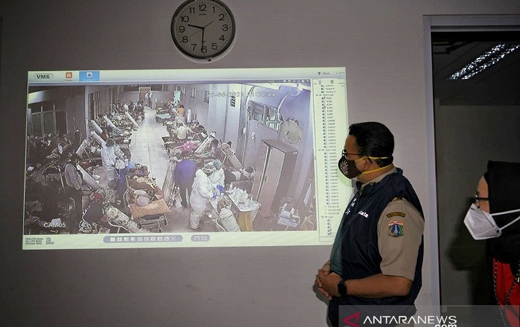 Gubernur DKI Jakarta Anies Baswedan memperhatikan monitor CCTV di ruang pasien COVID-19 RSKD Duren Sawit, Jakarta Timur. ANTARA/Khairudin Syafri