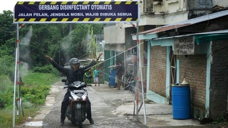 Warga Yogyakarta memasang disinfektan otomatis di gapura desanya