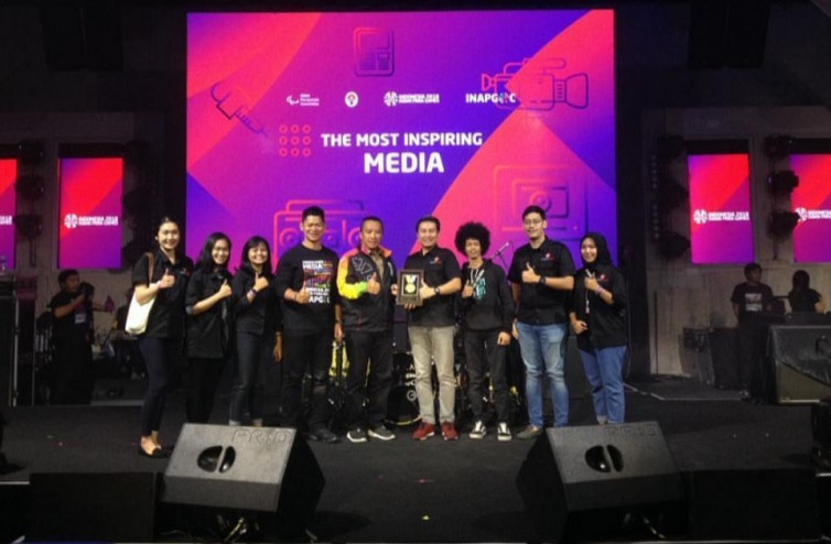 Tim KamiBijak.com bersama Menpora Imam Nahrawi, dan Ketua INAPGOC Raja Sapta Oktohari. (BolaSkor.com/Tengku Sufiyanto)