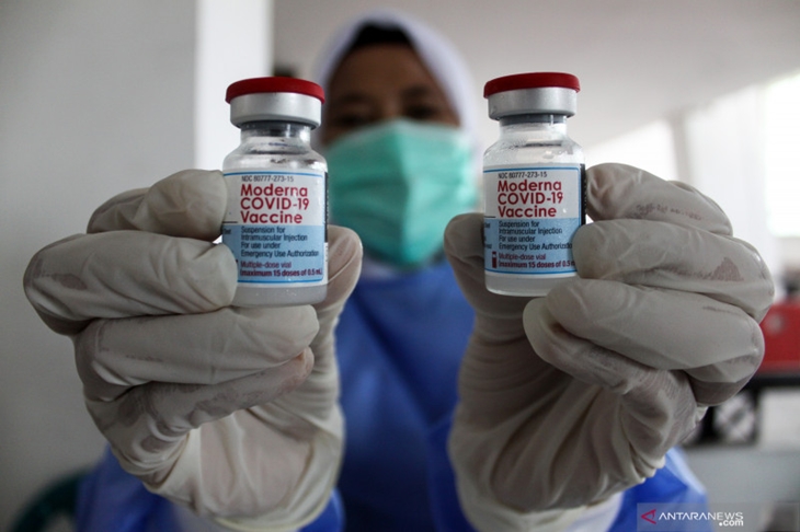 Petugas medis menunjukkan vaksin Moderna . ANTARA FOTO/Umarul Faruq/hp.